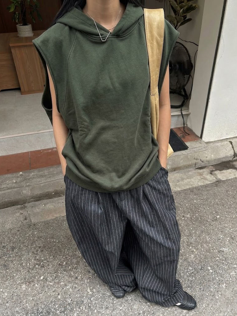 Summer Clothing Online - Loszittende, mouwloze hoodievest in donkere stijl,